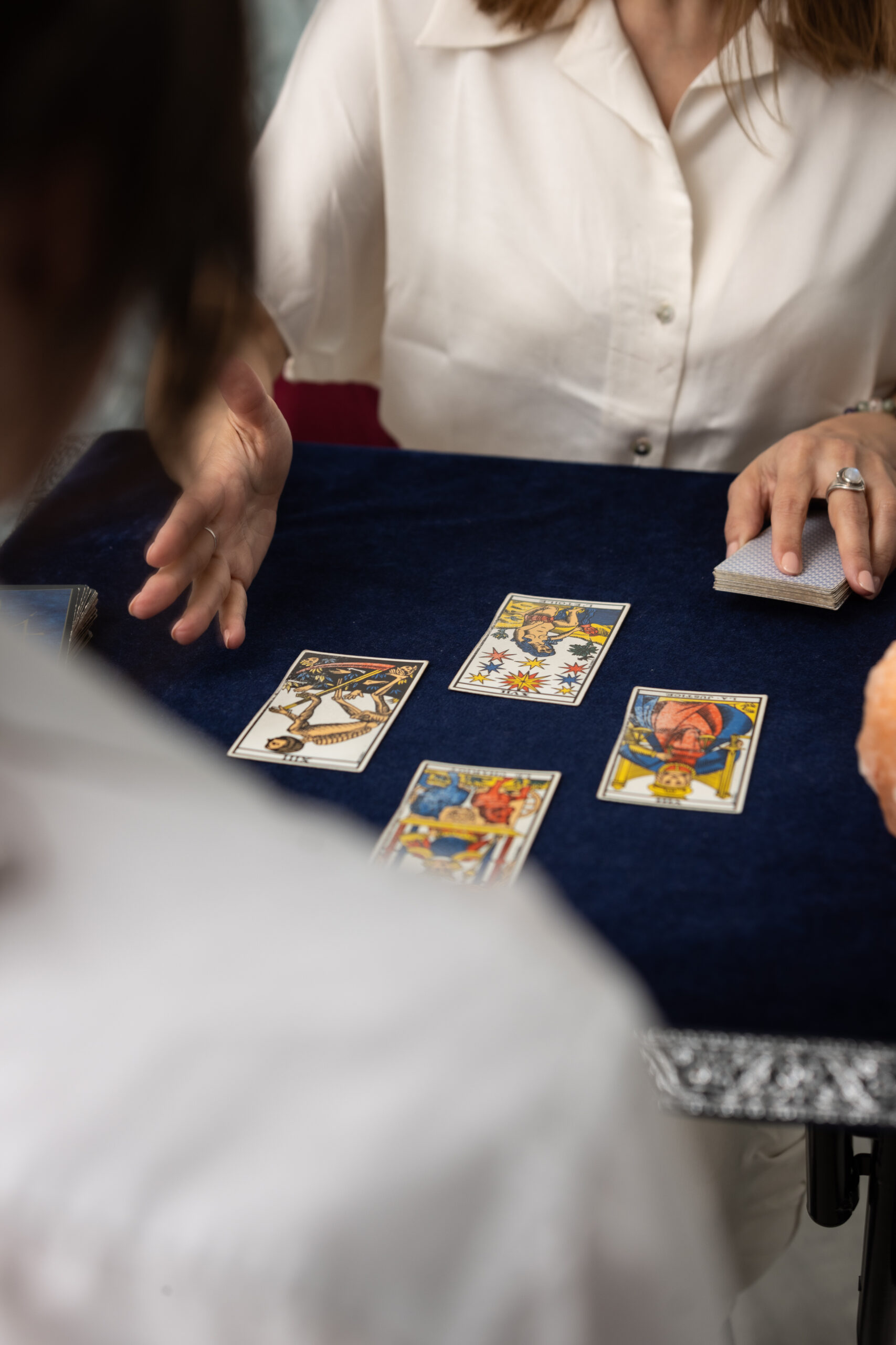 Meral Per en consultation voyance avec tarot