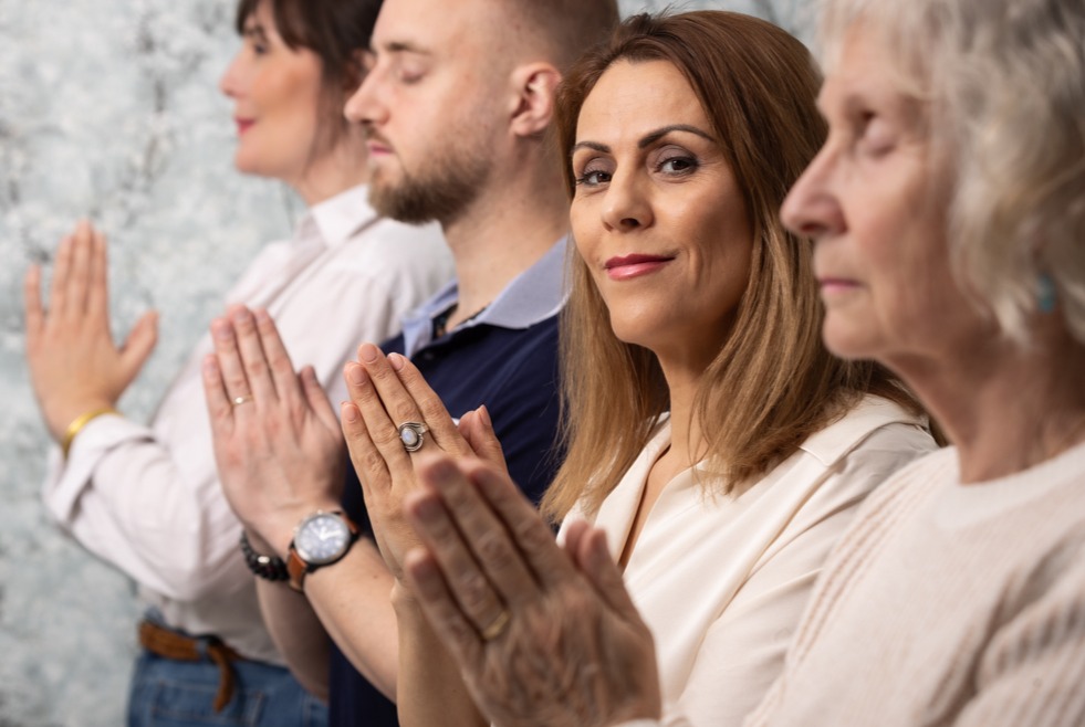 Meral en plein formation de reiki avec ses stagiaires de reiki en méditation